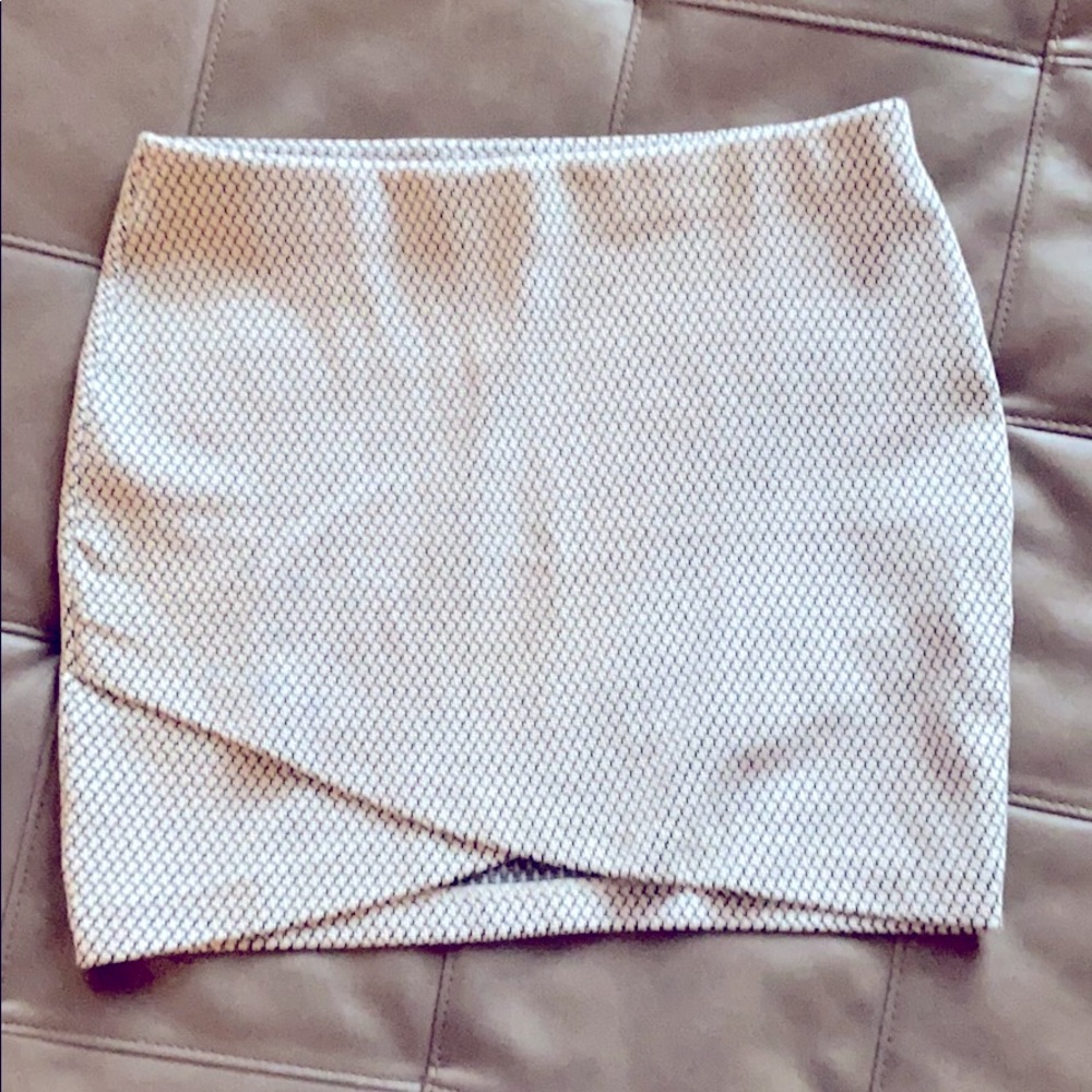 H&M like new black/white skirt